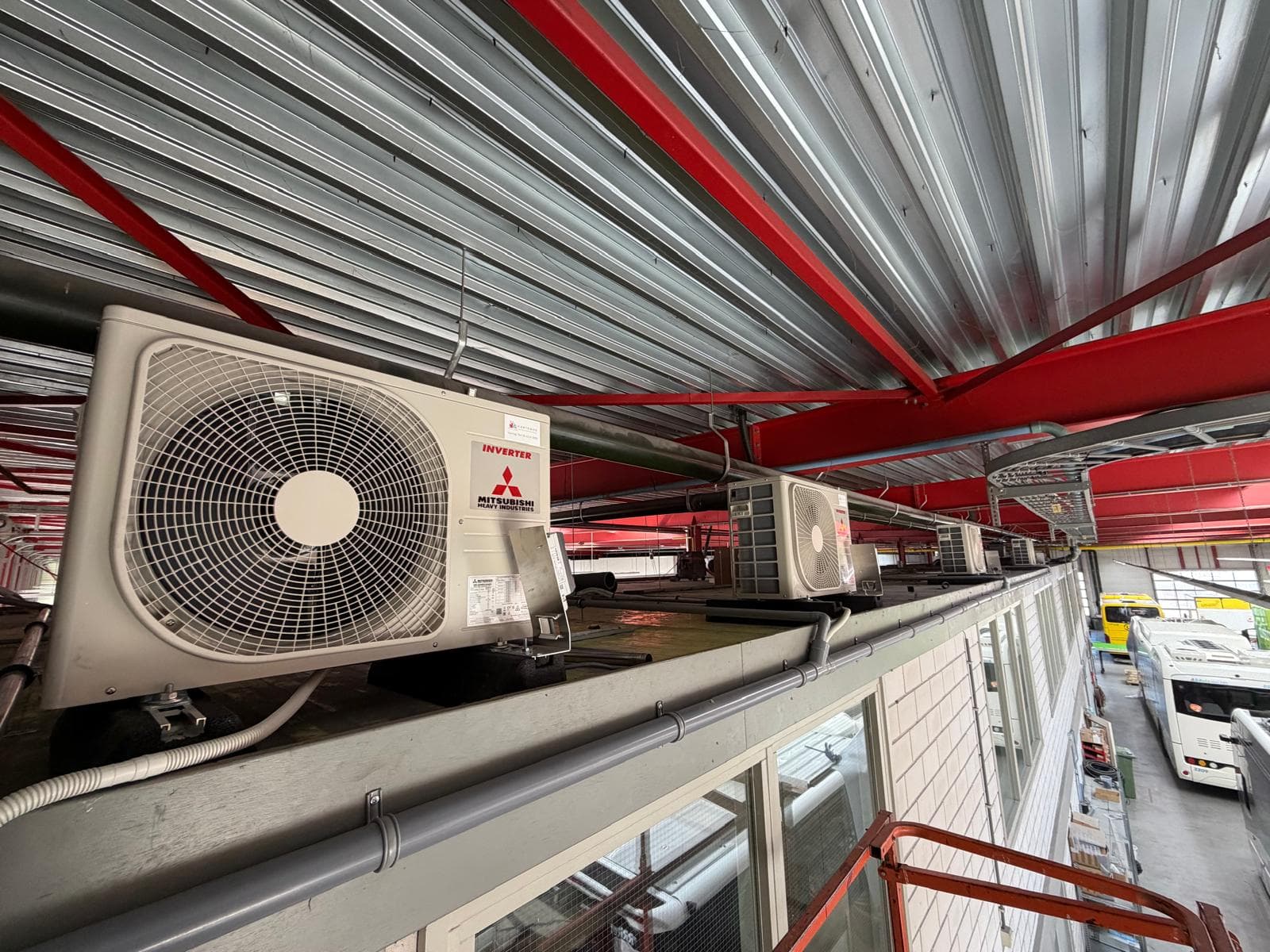 Airco-buitendelen aan de wand van een bedrijfshal