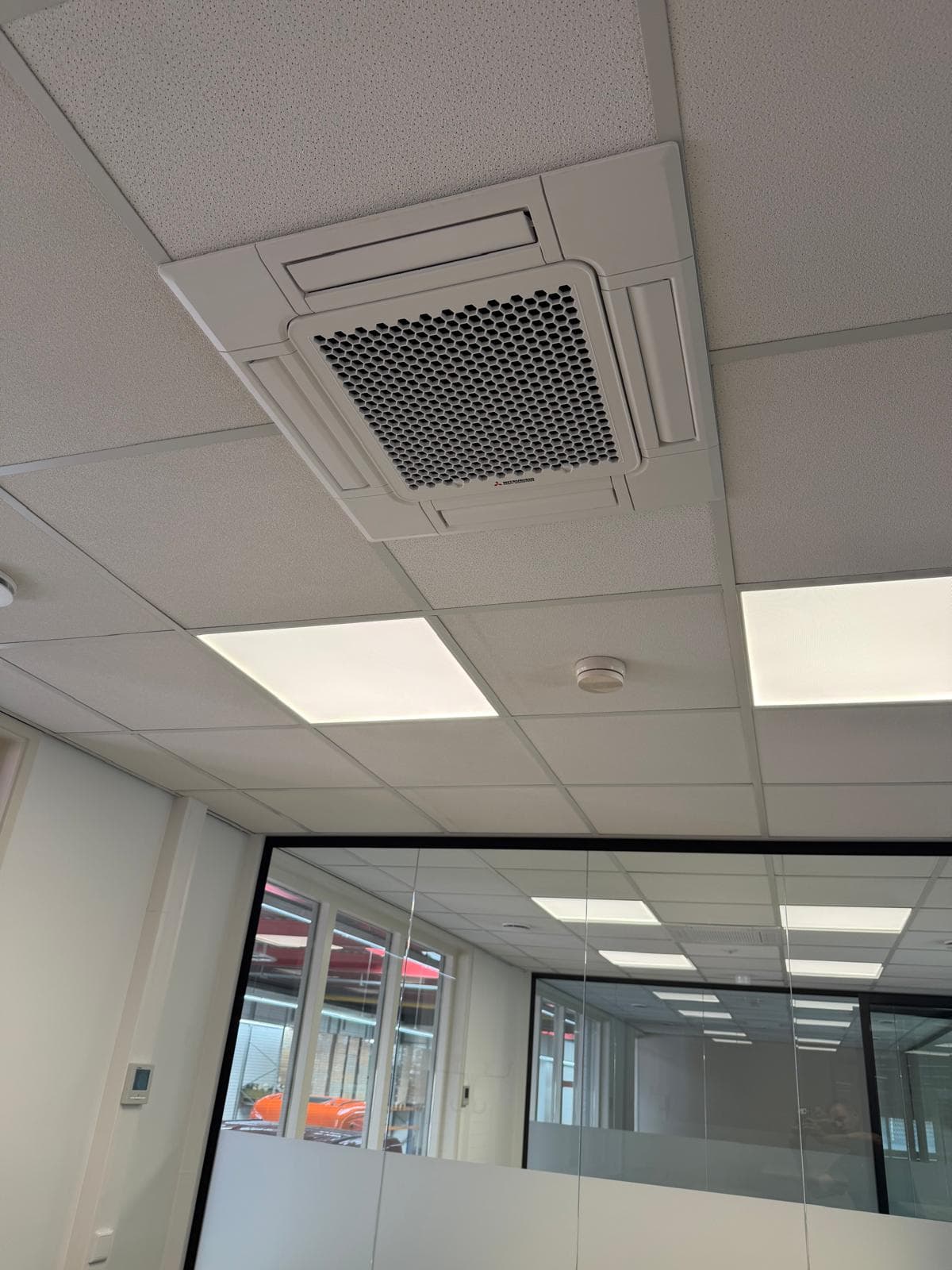 Cassette-airco ingebouwd in een systeemplafond van een kantoor