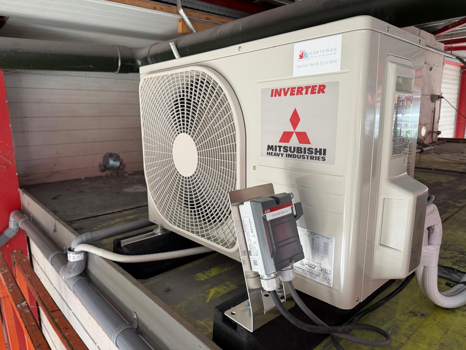Mitsubishi airco-buitendeel bij een bedrijfspand