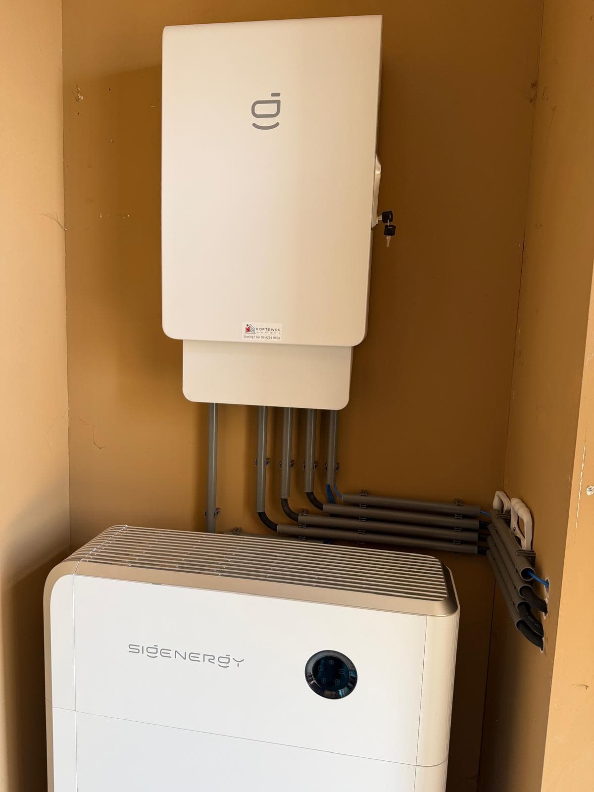 Sigenergy-thuisbatterij met omvormer in een inbouwkast