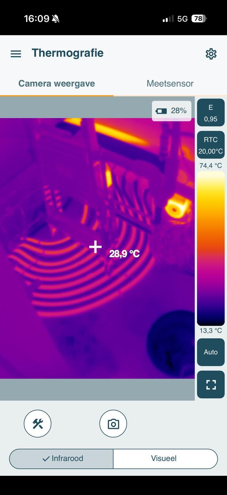 Warmtebeeld van vloerverwarming bij het opsporen van een storing